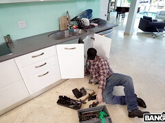 Victoria Cakes takes the bath and shows off her huge ass