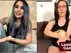 Enthousiasteling, Bruinharig, Lesbisch, Moeder die ik wil neuken, Naakt, Tatoeage, Tieten likken, Nat