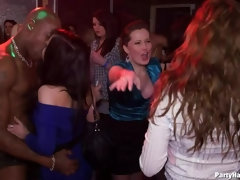 Mamada, Cfnm, Vestidas, Grupo, Sexo duro, Orgía, Bragas, Chupando