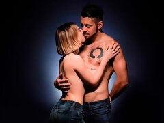 Blonde, Sucer une bite, En levrette, Branlette thaïlandaise, Embrassement, Rasée, Adolescente, Nénés