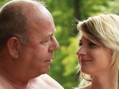 Blondine, Blasen, Hundestellung, Handjob, Küssen, Im freien, Dürr, Jungendliche (18+)