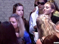 Grosser schwanz, Blasen, Gruppe, Natürlichen titten, Orgie, Party, Öffentlich, Titten