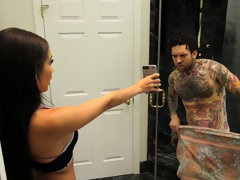 Cuarto de baño, Tetas grandes, Garganta profunda, Corridas faciales, Penetracion con dedos, Sexo duro, Interracial, Mamá