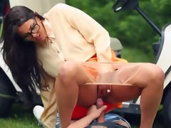 Gros cul, Gros seins, Club, Lunettes, De plein air, Public, Jupe, Nénés