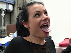 Anal, Sucer une bite, Brunette brune, Tir de sperme, Faciale, Masturbation, Piercing, Jarretelles