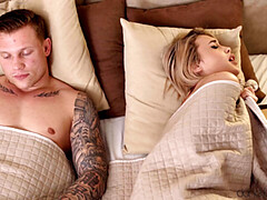 ベッドルーム, デカ尻, ブロンド, フェラチオ, キス, なめる, タトゥー, オッパイの