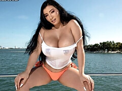 Leie, Grosser arsch, Grosse titten, Braunhaarige, Pummelig, Fingern, Solo, Entkleiden