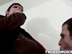 Sucer une bite, Homosexuelle, Maigrichonne, Fumer