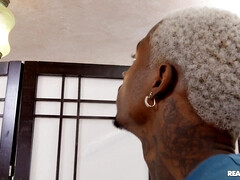 Plantureuse, Gorge profonde, Noir ébène, Fétiche, Hard, Piercing, Fessée, Tatouage