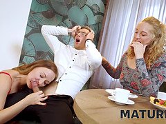 Блондинки, Постарше, Две девушки, Хд, Зрелые, Милф, Мачеха, Втроем