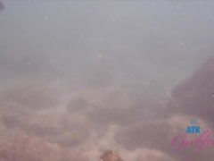 Enthousiasteling, Pijpbeurt, Sperma in mond, Voetbeurt, Olie, Orgasme, Buiten, Kut duiken