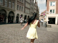 Blondine, Braunhaarige, Hundestellung, Kleid, Im freien, Öffentlich, Muschi