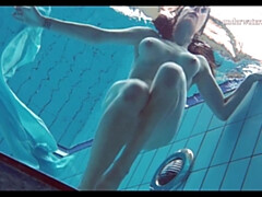 18, 女, 小柄, プール, 公共, オマンコ, ロシア人, ティーン