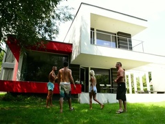 In den arsch, Arschlecken, Blondine, Doppelpenetration, Brille, Handjob, Titten, Spielzeuge