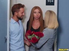 Gros seins, Embrassement, Lesbienne, Rousse roux, Rasée, Maigrichonne, Nénés, Épouse