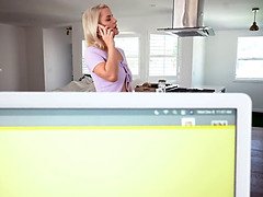Grosser arsch, Grosse titten, Blondine, Blasen, Geile alte tussi, Kehlenfick, Handjob, Milf