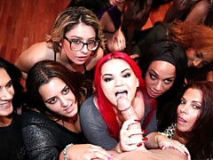 18, デカ尻, フェラチオ, 着衣女と全裸男, グループ, オージー, パーティ, ティーン