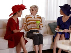 Американки, Язык в попке, Красотки, Ванна, Сперма на лице, Джинсы, Лизание, На природе