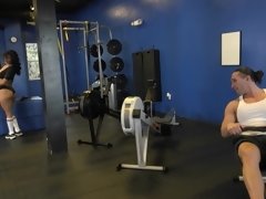 Grosse titten, Blasen, Braunhaarige, Spermaladung, Sporthalle, Hd, Latina, Muskel