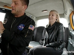 Grosser arsch, Grosse titten, Blondine, Blasen, Hundestellung, Hardcore, Masturbation, Öffentlich