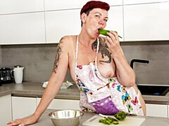 Amateur, Gros seins, Doigter, Cuisine, Masturbation, Cheveux courts, Solo, Dénudage