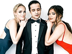 Gros cul, Grosse bite, Gros seins, Sucer une bite, En levrette, 2 femmes 1 homme, Maigrichonne, Adolescente