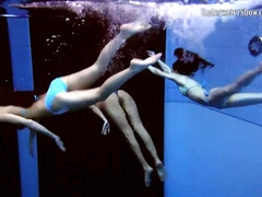 Grosser arsch, Grosse titten, Bikini, Braunhaarige, Vollbusig, Natürlichen titten, Pool, Rotschopf