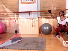 Британки, Брюнетки, Женщины, Спортзал, Межрасовый секс, Бритые, Соло, Игрушки