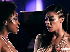 Grosse titten, Schlampe, Vollbusig, Schwarz, Orgasmus, Pornostars, Tätowierung, Titten