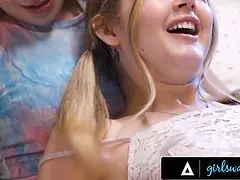 Grosser arsch, Hochschule, Lecken, Zierlich, Muschi, Arsch lecken, Gummi, Schreiend