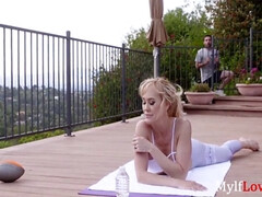 Blond, Bedriegen, Oudere vrouw, Fetisj, Huisvrouw, Moeder die ik wil neuken, Stiefmoeder, Tieten likken