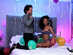 Gros cul, Grosse bite, Sucer une bite, Brunette brune, En levrette, Noir ébène, Seins naturels, Adolescente