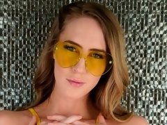 Blonde, Sucer une bite, Éjaculer dans la bouche, Domination, Léchez, Masturbation, Dénudage, Adolescente