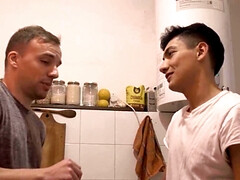 Grosser schwanz, Blasen, Braunhaarige, Kehlenfick, Aufs gesicht abspritzen, Fingern, Schwul, Behaart