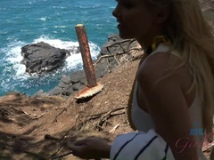 Leie, Blondine, Kleid, Brille, Absätze, Höschen, Muschi, Rasiert