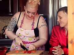 Grosser arsch, Grosse titten, Fingern, Küssen, Küche, Milf, Muschi, Titten