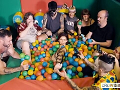 Sadomasochismus, Grosse titten, Gruppe, Hardcore, Hd, Erniedrigung, Tätowierung, Spielzeuge