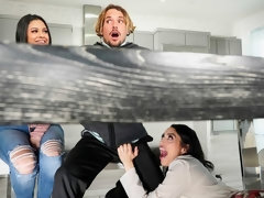 Grosser arsch, Blasen, Braunhaarige, Hundestellung, Handjob, Küche, Pov, Flotter dreier
