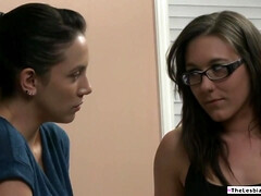 Grosse titten, Braunhaarige, Behaart, Hd, Lesbisch, Lingerie, Masturbation, Zierlich