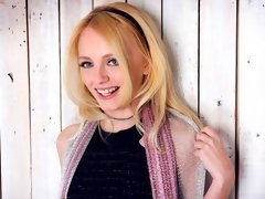 Blasen, Hundestellung, Fingern, Handjob, Rasiert, Dürr, Entkleiden, Titten