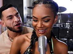 Gros cul, Grosse bite, Gros seins, Sucer une bite, Brunette brune, En levrette, Noir ébène, Interracial