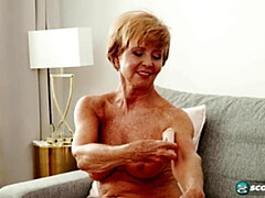 Amateur, Gros cul, Doigter, Masturbation, Mature, Mère que j'aimerais baiser, Cheveux courts, Dénudage