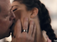 Bisexuelle, Sucer une bite, Brunette brune, Interracial, Seins naturels, Adolescente, Plan cul à trois, Nénés