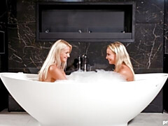 デカ尻, ブロンド, キス, レズビアン, なめる, オナニー, 剃毛, ガリガリ