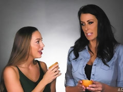 Braunhaarige, Küssen, Lesbisch, Lecken, Masturbation, Muschi, Entkleiden, Jungendliche (18+)