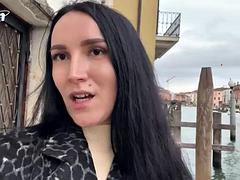 Большие сиськи, Минет, Семяизвержение, Секс без цензуры, Итальянки, Кожа, На публике, Русские