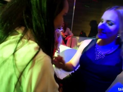 Blond, Bruinharig, Aangekleed, Genootschap, Pop, Hardcore, Interraciaal, Nat