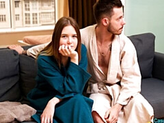 Gros cul, Grosse bite, Sucer une bite, Brunette brune, En levrette, Seins naturels, Adolescente, Nénés