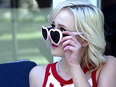 Grote kont, Grote lul, Grote mammen, Blond, Pijpbeurt, Hondjeshouding, Mager, Tiener