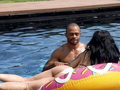 Gros seins, Bikini, Sucer une bite, Tromperie, Faciale, Interracial, Piscine, Nénés